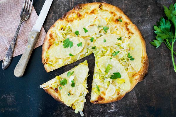 Flammkuchen met aardappel en prei